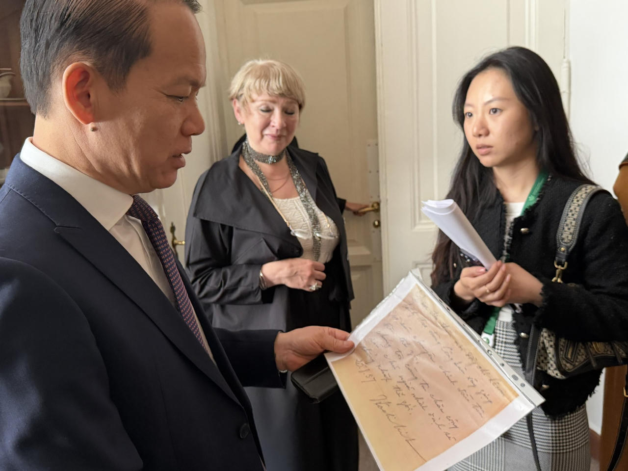 Tham quan Bảo tàng “Hầm trú ẩn Zhdanov”, nằm dưới Cung điện Smolny, Bộ trưởng Hoàng Thanh Tùng rất xúc động khi  được đọc dòng lưu bút Chủ tịch Hồ Chí Minh viết khi đến thăm căn phòng nơi Lãnh tụ Lênin từng ở và làm việc, hiện đang được Bảo tàng lưu giữ