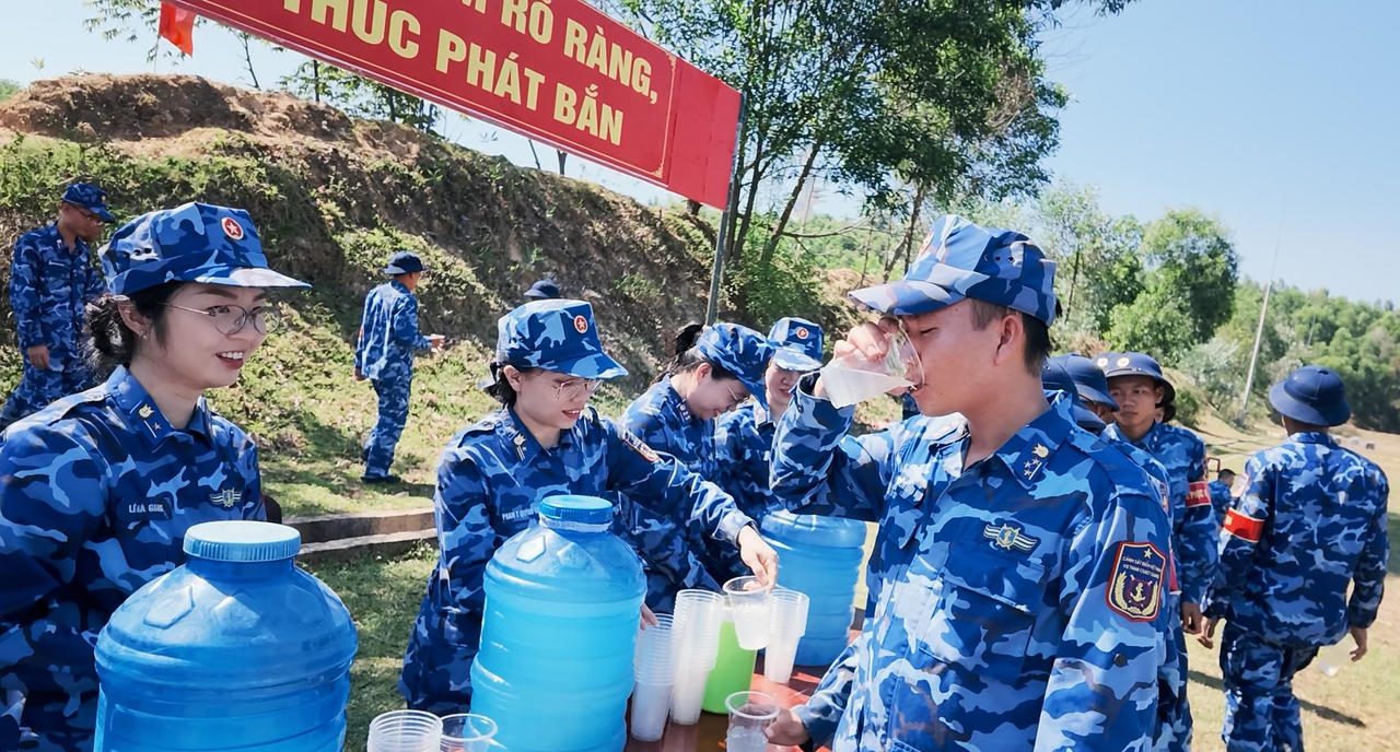 Cán bộ, hội viên Hội Phụ nữ Cơ quan Bộ Tư lệnh Vùng Cảnh sát biển 2 tiếp nước, động viên cho cán bộ, chiến sĩ trong điều kiện thời tiết nắng nóng