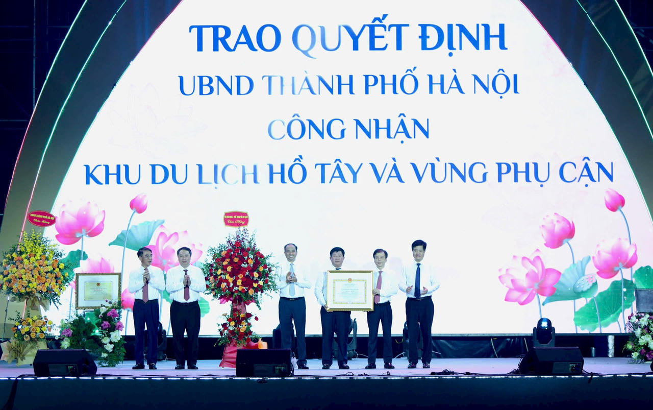Phó Chủ tịch UBND thành phố Hà Nội Nguyễn Xuân Lưu trao quyết định UBND thành phố công nhận Khu Du lịch Hồ Tây và vùng phụ cận.(Ảnh: N.Tú).