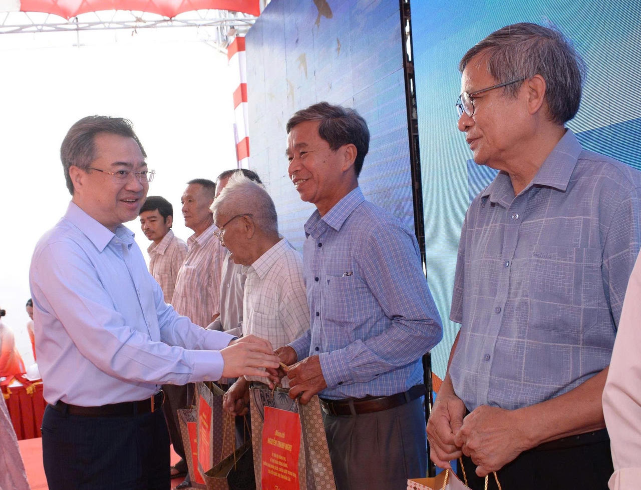 Ông Nguyễn Thanh Nghị - Ủy viên Bộ Chính trị, Bí thư Trung ương Đảng, Trưởng Ban Chính sách chiến lược Trung ương, thành viên Đoàn ĐBQH tỉnh Đắk Lắk trao quà cho các hộ gia đình khó khăn