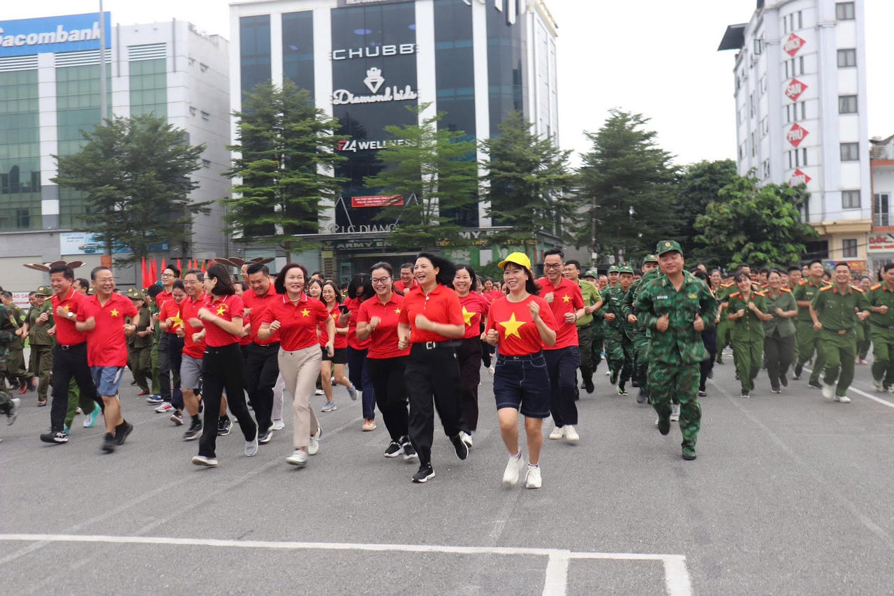 Cán bộ, nhân dân phường Lào Cai tham gia chạy hưởng ứng Giải chạy phong trào “Chung một quyết tâm xây dựng xã, phường không ma túy”