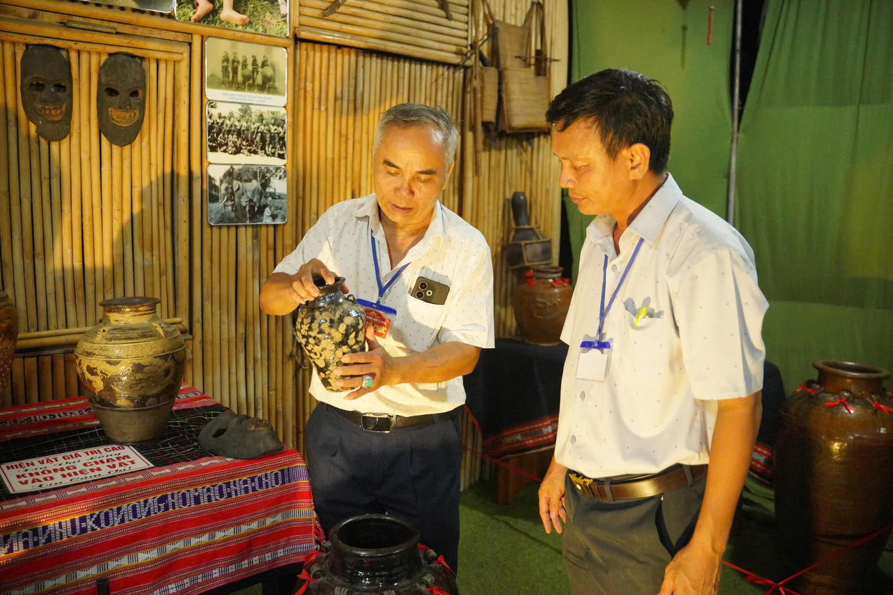 Không gian trưng bày các hiện vật, cổ vật gắn với đời sống văn hóa của đồng bào địa phương thu hút đông đảo đại biểu và người dân tham quan, tìm hiểu.&nbsp;