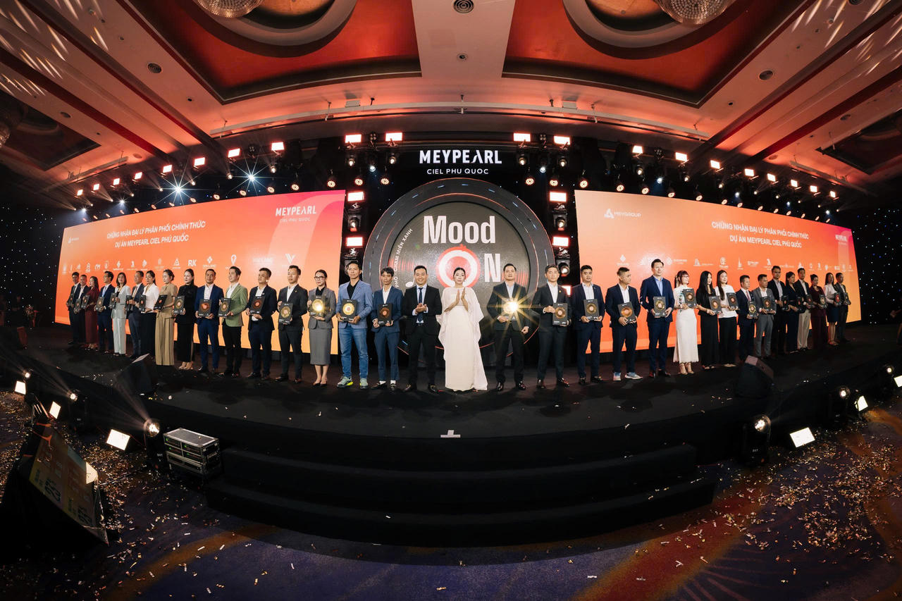 Chủ đầu tư trao chứng nhận đại lý cho 32 đơn vị phân phối Meypearl Ciel Phú Quốc. (Ảnh: Meygroup)