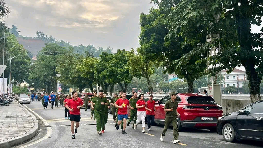 Cán bộ, nhân dân phường Cam Đường tham gia chạy hưởng ứng Giải chạy phong trào “Chung một quyết tâm xây dựng xã, phường không ma túy”