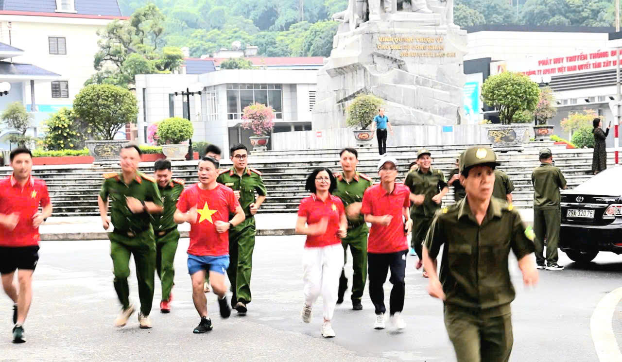 Hơn 53.000 người ở Lào Cai chạy với quyết tâm xây dựng xã, phường không ma túy