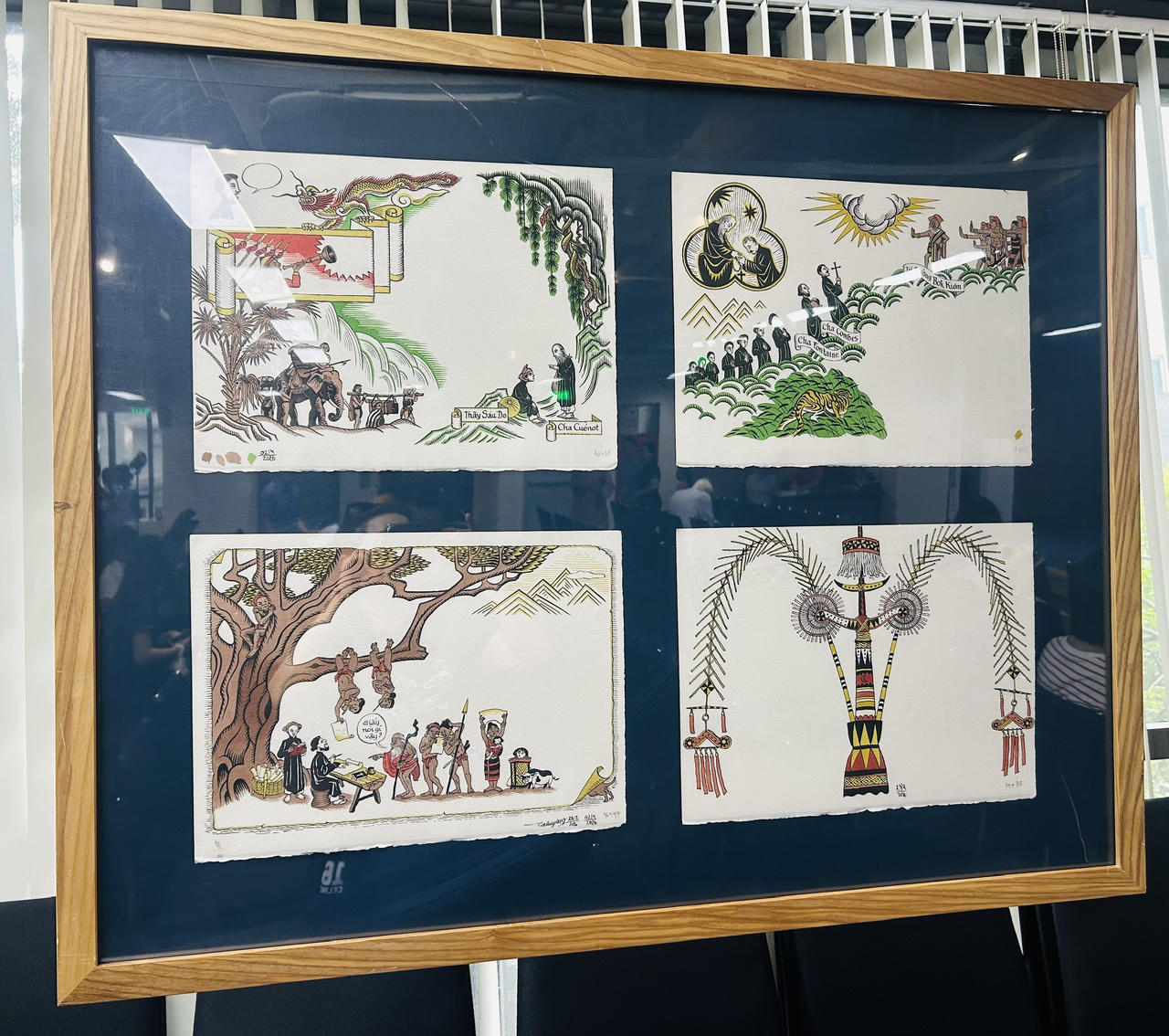 Tranh trong cuốn sách được trưng bày tại&nbsp;sự kiện giao lưu ra mắt sách: Thần Giấy Hlabar - Sử thi nhỏ về chữ viết Bahnar (Ảnh: T.Dương).
