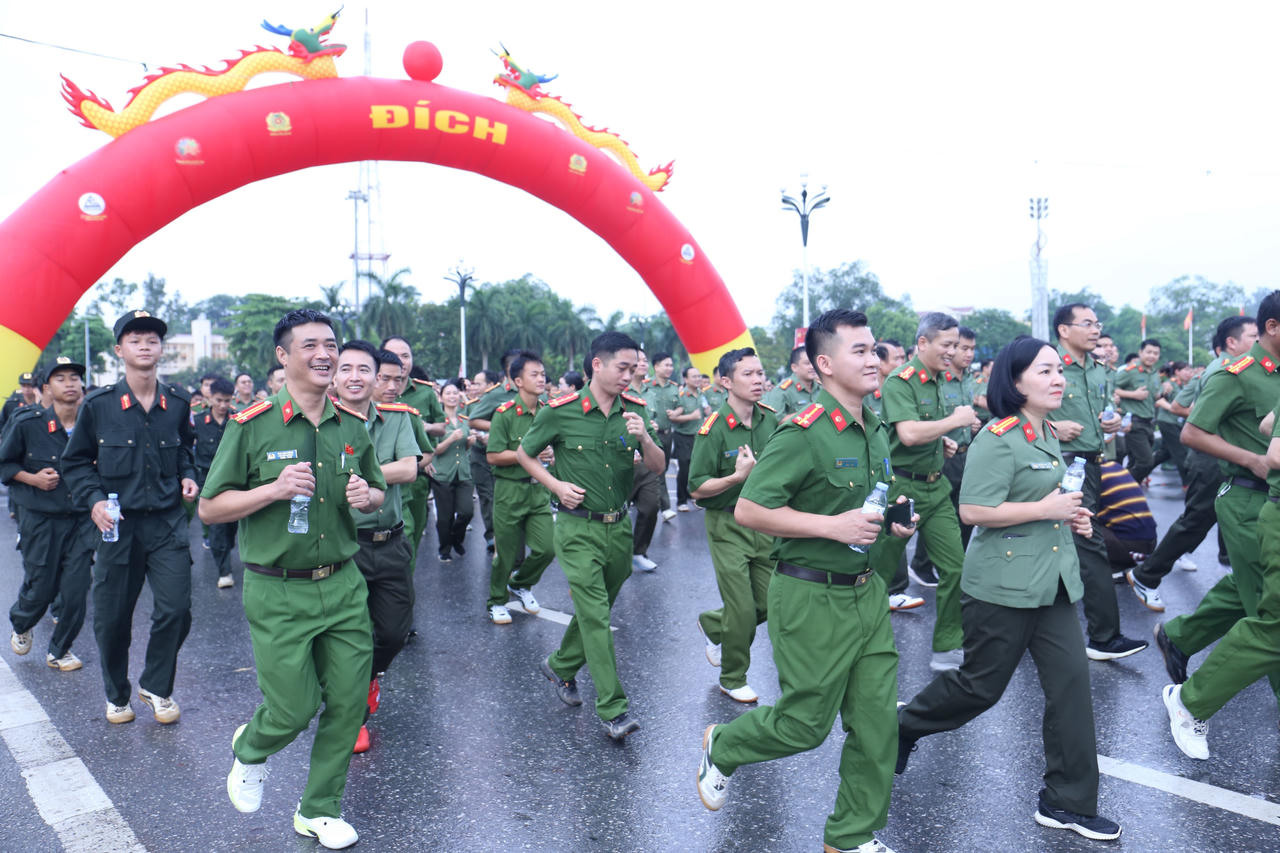Hơn 53.000 người ở Lào Cai chạy với quyết tâm xây dựng xã, phường không ma túy