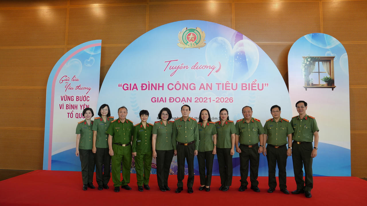 Tuyên Dương 58 gia đình Công an nhân dân tiêu biểu- những "điểm tựa bình yên" phía sau mỗi chiến công