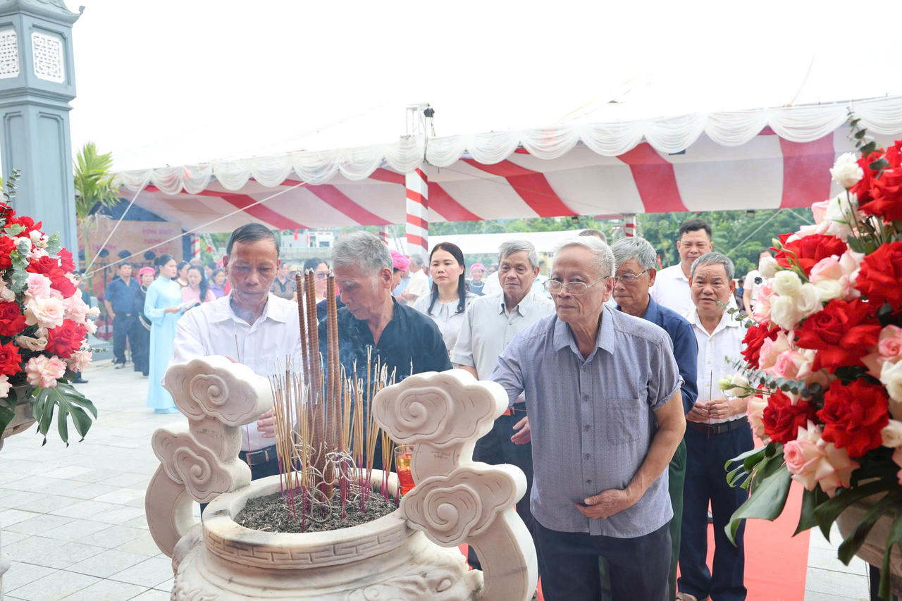Các đại biểu và nhân dân đã thành kính dâng hương tưởng nhớ Thành hoàng làng cùng các bậc tiền nhân