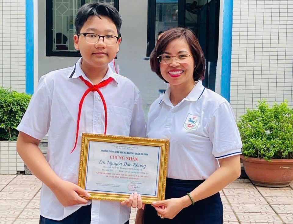 Nguyễn Đức Khang và cô Lê Thị Loan, giáo viên chủ nhiệm lớp 9A7 (Ảnh: NVCC)