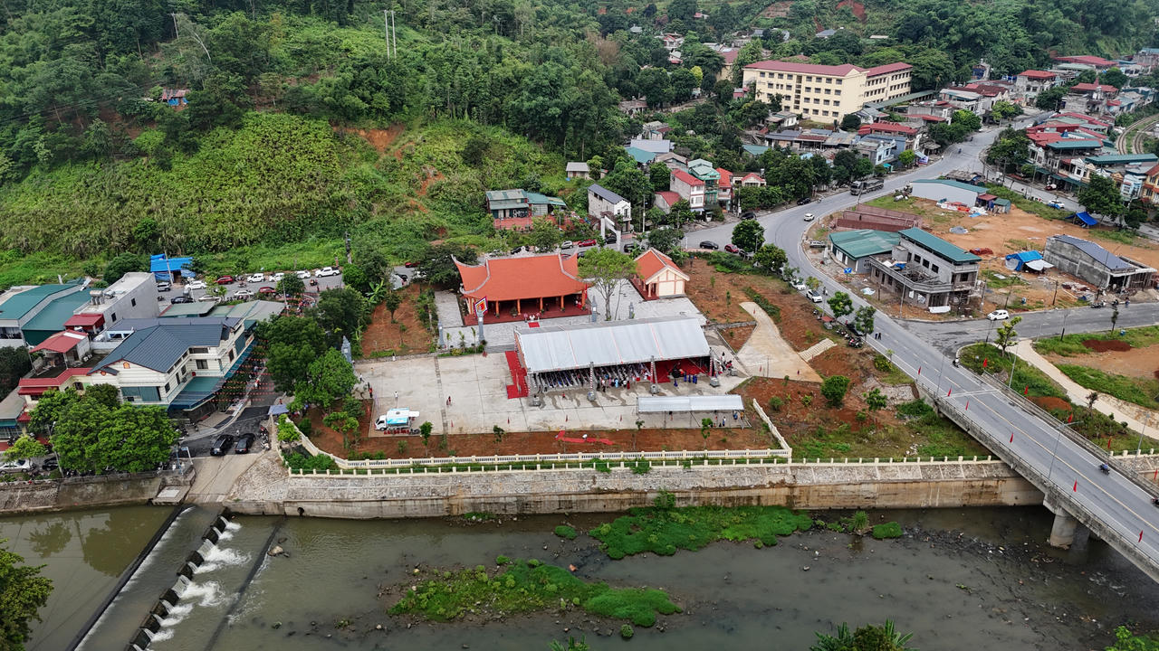 Đình Làng Nhớn, thuộc tổ dân phố Suối Ngàn, phường Cam Đường được hình thành vào khoảng cuối thế kỷ XIX.