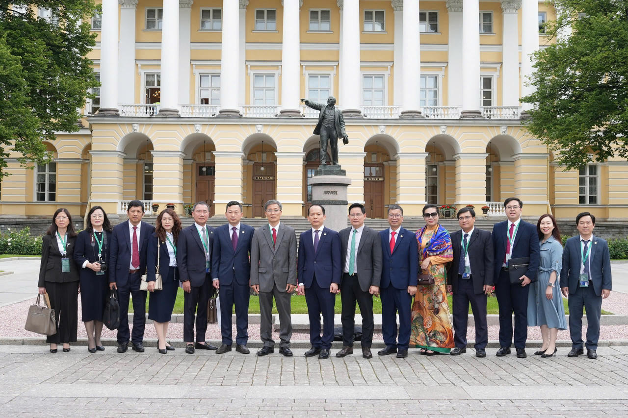 Đoàn công tác của Việt Nam chụp ảnh lưu niệm trước Trụ sở Ủy ban Đối ngoại Saint Petersburg, nơi có tượng đài Lenin