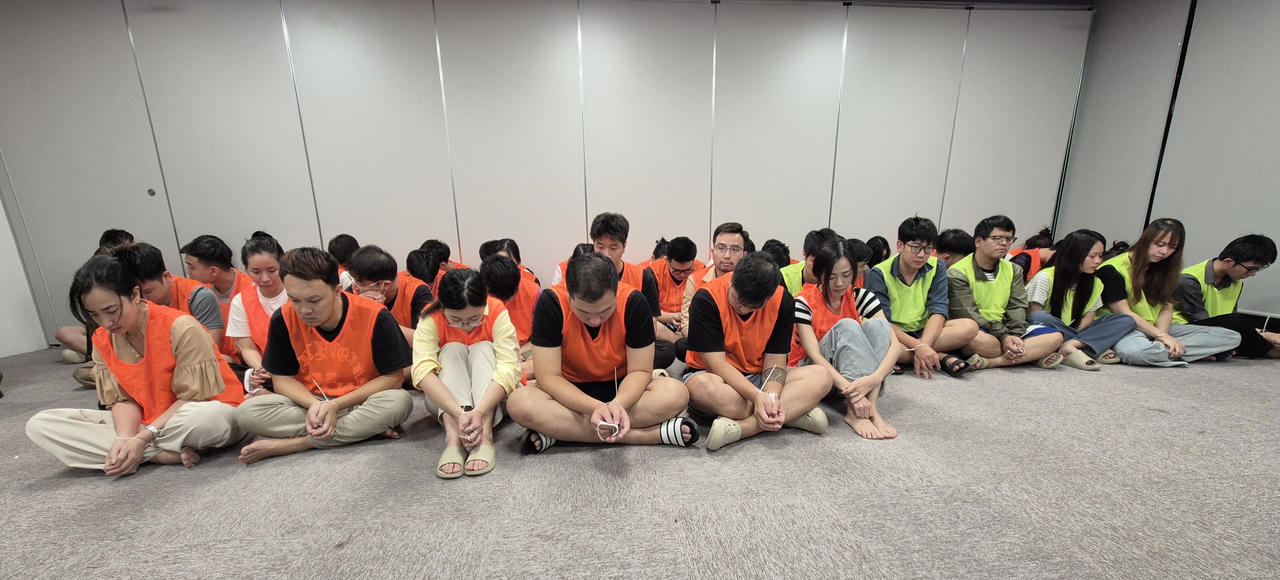 Các đối tượng được đào tạo bài bản với kịch bản thống nhất để lừa đảo khách hàng (Ảnh: Công an cung cấp).