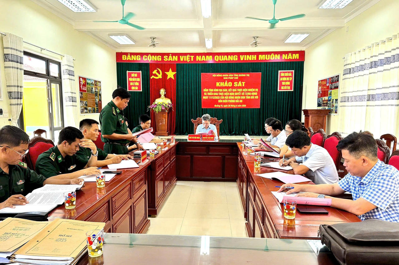 Đại diện Đồn Biên phòng Hải An báo cáo kết quả thực hiện nhiệm vụ 6 tháng đầu năm 2026 với đoàn công tác Ban Pháp chế HĐND tỉnh Quảng Trị.