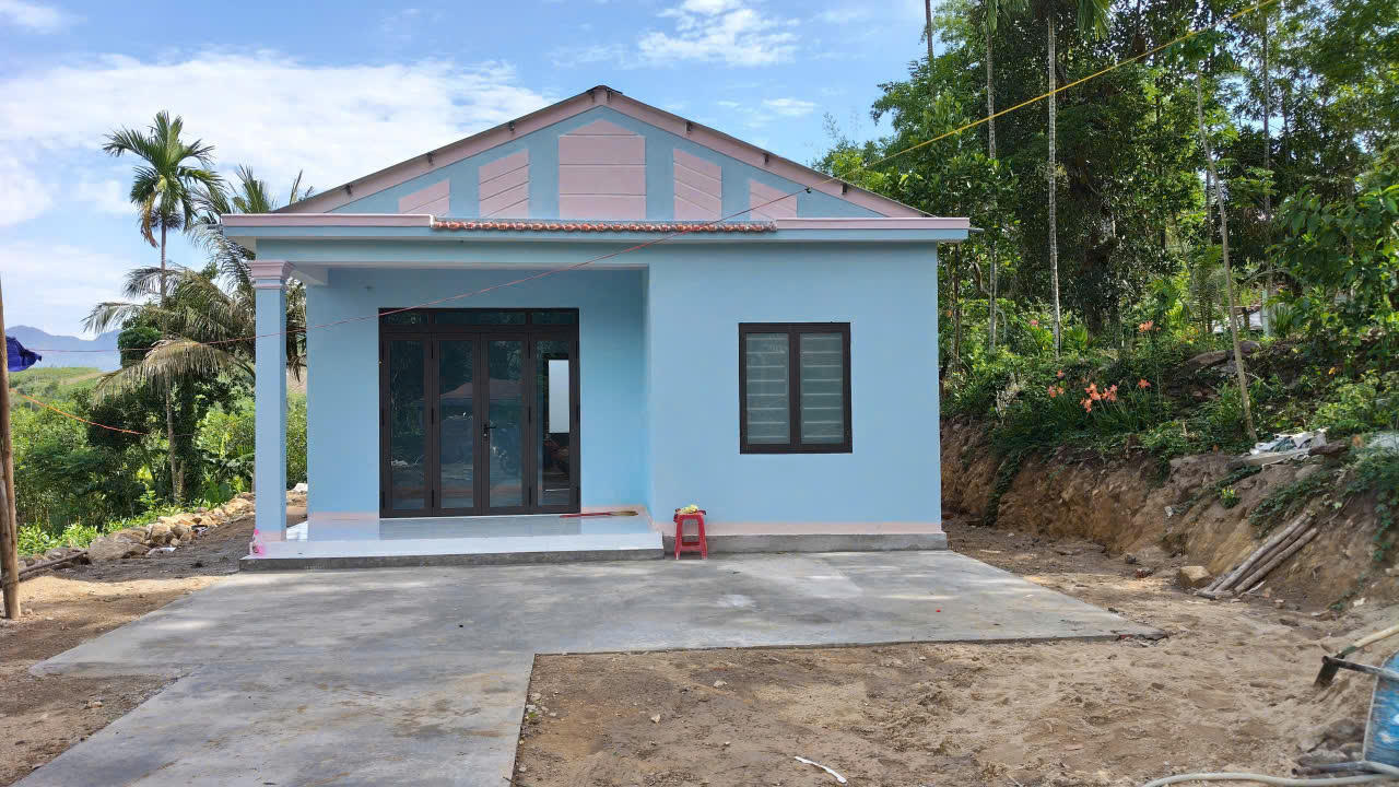 Ngôi nhà của&nbsp;bà Định Thị Buốt&nbsp;được xây dựng từ sự chung tay hỗ trợ của các khoa, phòng, trung tâm thuộc Trường ĐH Luật, ĐH Huế, Công ty TNHH Xây lắp & Thương mại Thành Phát cùng sự phối hợp của Ủy ban MTTQ Việt Nam xã Sơn Hạ. 