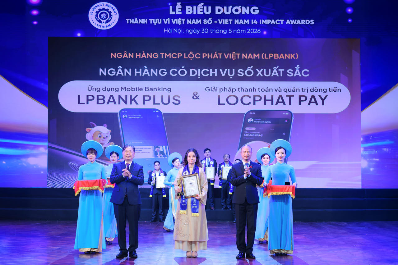 Bà Vũ Nam Hương, Phó Tổng Giám đốc LPBank nhận giải Sản phẩm Dịch vụ xuất sắc cho hai sản phẩm LPBank Plus và LocPhat Pay