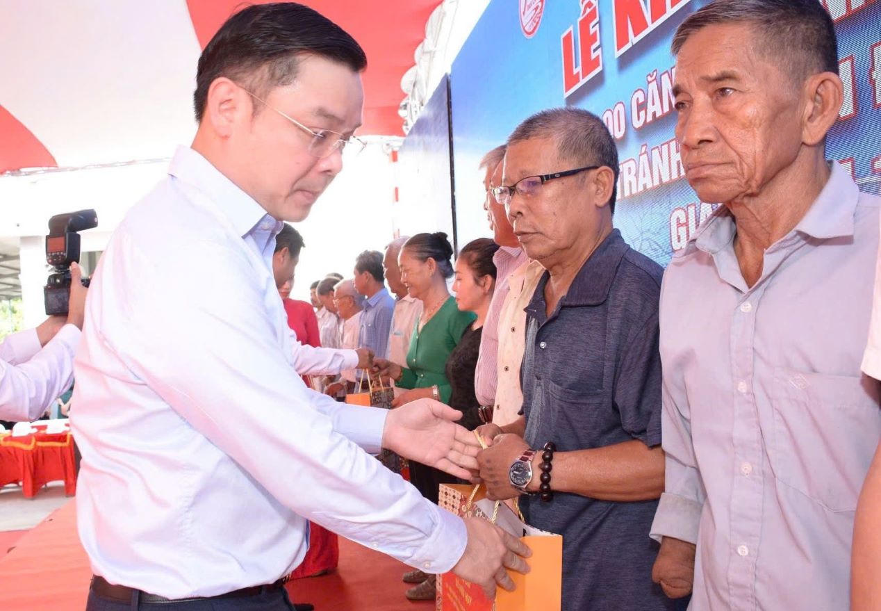 Chủ tịch UBND tỉnh Đắk Lắk Đỗ Hữu Huy trao quà cho các hộ gia đình khó khăn tại địa phương