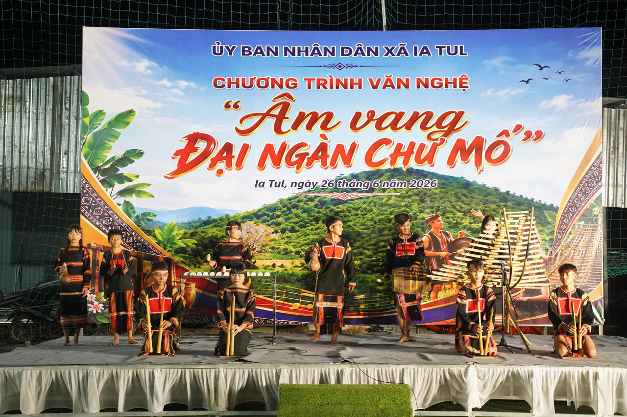 Tiết mục cồng chiêng, nhạc cụ truyền thống mở màn chương trình nghệ thuật "Âm vang đại ngàn Chư Mố", góp phần tôn vinh bản sắc văn hóa Tây Nguyên.