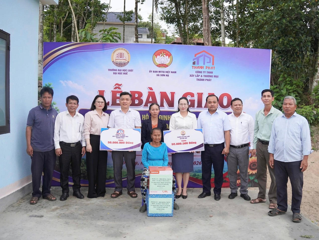 Trao tặng những phần quà thiết thực nhằm chia sẻ niềm vui, động viên gia đình bà Đinh Thị Buốt sớm ổn định cuộc sống trong ngôi nhà mới.&nbsp;