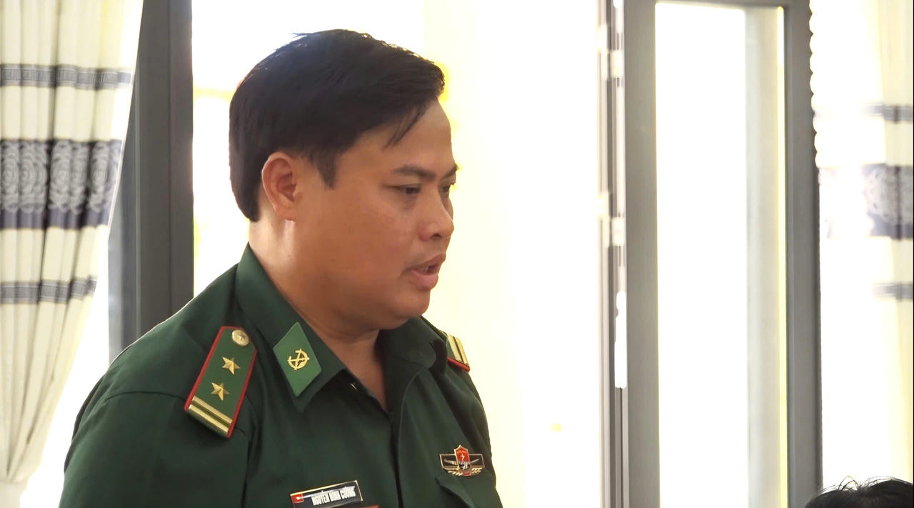 Trung tá Nguyễn Đình Cường, Đồn trưởng Đồn Biên phòng Hải An báo cáo kết quả thực hiện nhiệm vụ với đoàn công tác Ban Pháp chế HĐND tỉnh Quảng Trị.
