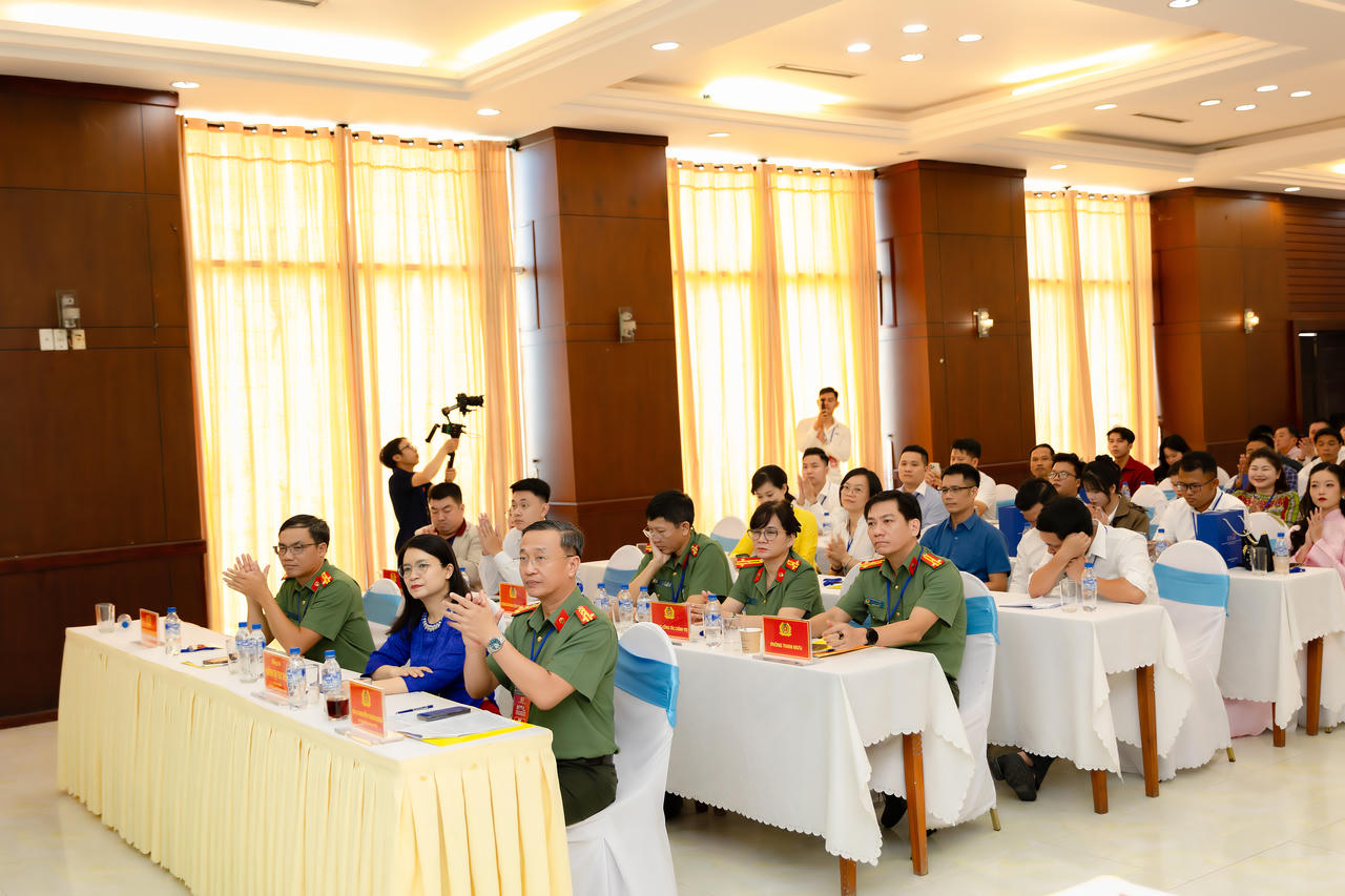 Các đại biểu tham dự chương trình