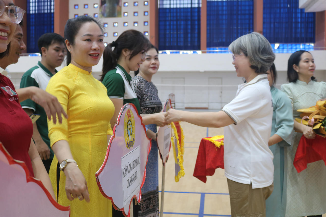 Bà&nbsp;Phan Thùy&nbsp; Dương – Bí thư Đảng ủy, Trưởng THADS thành phố Huế&nbsp; tặng hoa và cơ lưu niệm các đội tham gia hội thao&nbsp;
