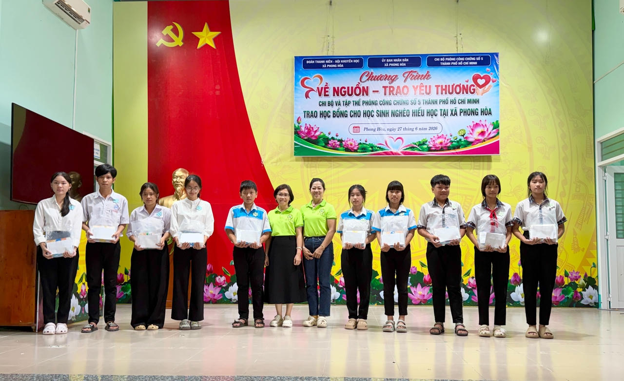 Trao quà cho các em học sinh