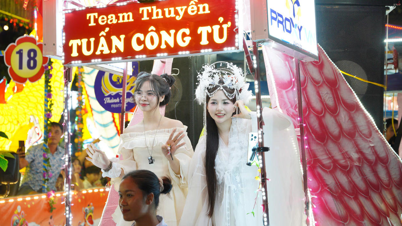 Ưu tiên thiếu nhi ngồi trên các mô hình và mặc trang phục truyền thống. Ảnh: Đức Mạnh.