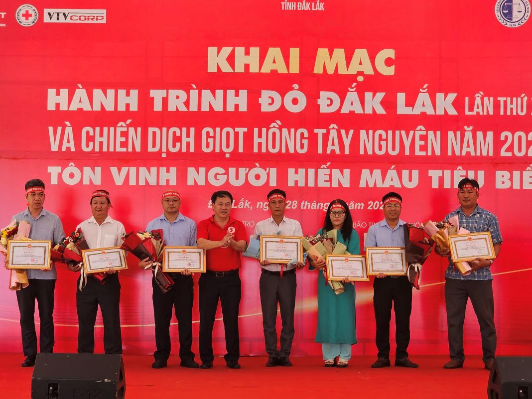 Hơn 1.000 người tham gia khai mạc 'Hành trình đỏ và Chiến dịch Giọt hồng Tây Nguyên năm 2026'
