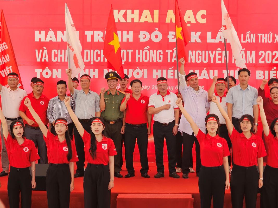 Hơn 1.000 người tham gia khai mạc 'Hành trình đỏ và Chiến dịch Giọt hồng Tây Nguyên năm 2026'