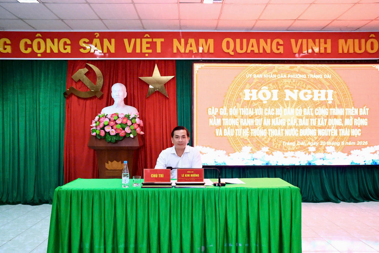 Ông Lê Kim Hường, Phó Bí thư, Chủ tịch UBND phường Trảng Dài chủ trì hội nghị để vận động người dân bàn giao mặt bằng.