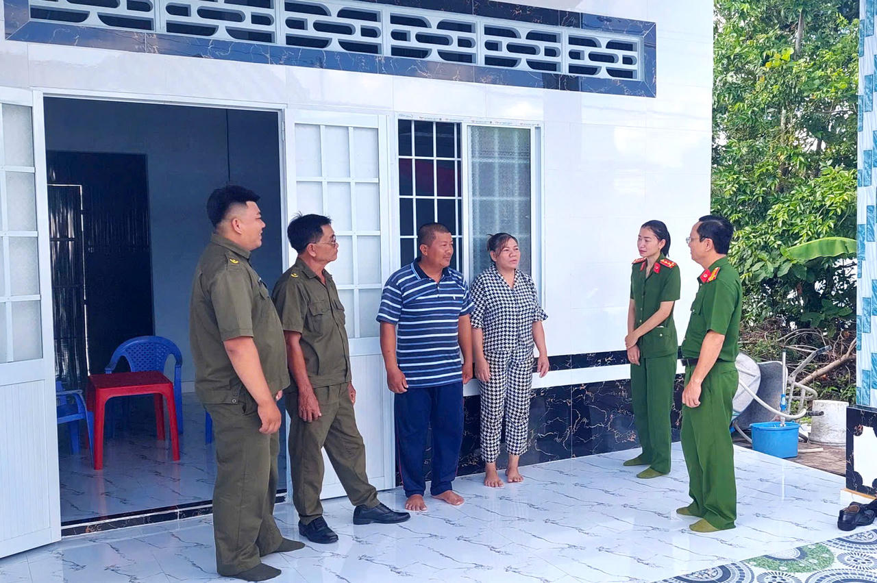 Cán bộ Công an xã Phong Hiệp và lực lượng tham gia bảo vệ an ninh, trật tự ở cơ sở chia sẻ niềm vui an cư cùng gia đình ông Lý Văn Dũng (ngụ ấp 3, xã Phong Hiệp).