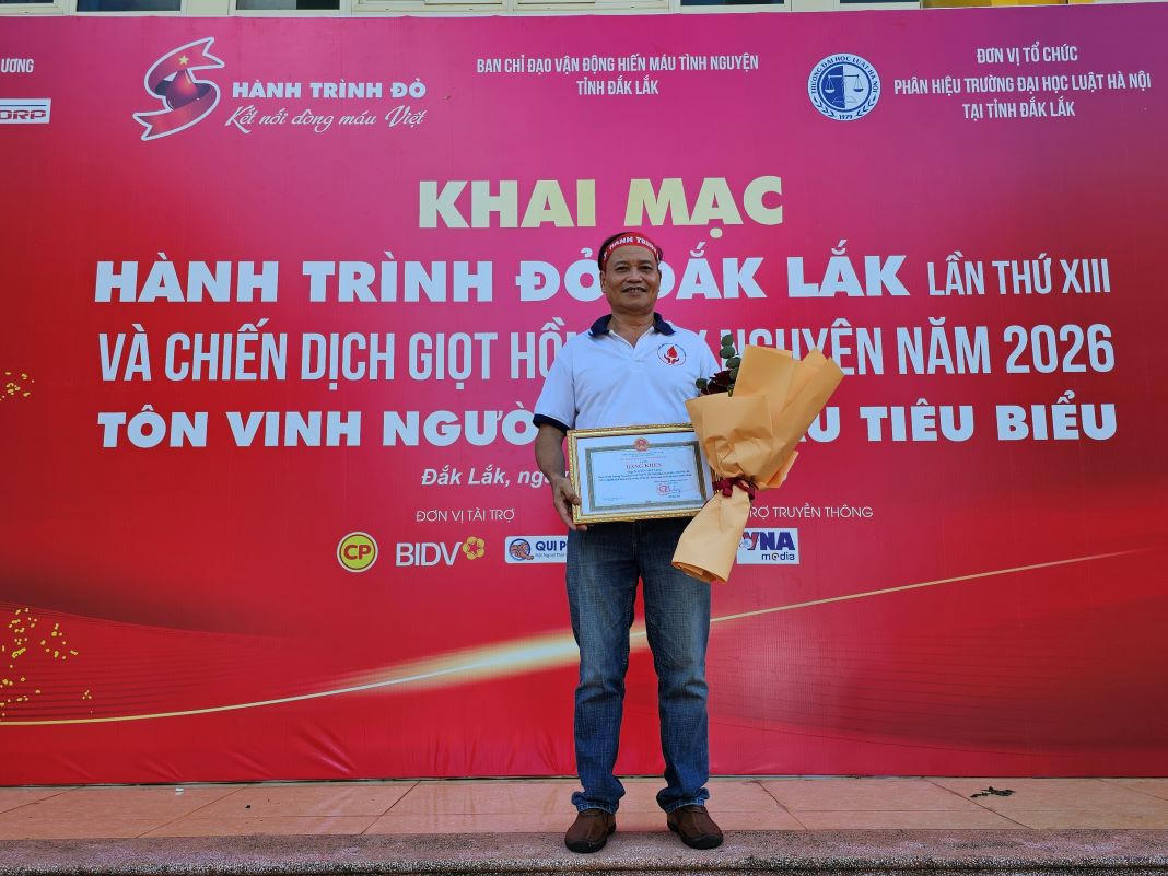 Ông Nguyễn Viết Linh - Hiệu trưởng Trường THCS Nguyễn Thị Minh Khai (xã Ea Kly) được UBND tỉnh Đắk Lắk tặng Bằng khen