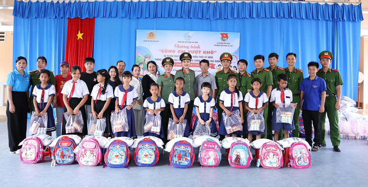 Trang bị kiến thức pháp luật và tặng 100 phần quà cho học sinh khó khăn