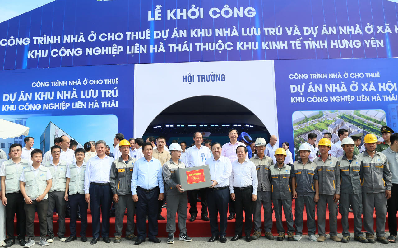 Uỷ viên Bộ Chính trị, Phó Thủ tướng Thường trực Chính phủ Phạm Gia Túc cùng lãnh đạo bộ, ban, ngành Trung ương, Thường trực Tỉnh ủy tặng quà động viên công nhân, lao động thực hiện dự án.