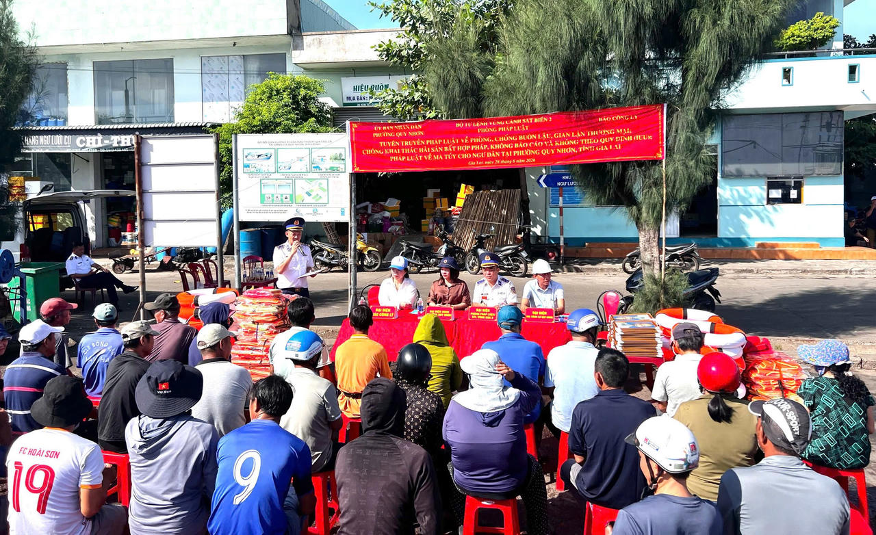 Bộ Tư lệnh Vùng Cảnh sát biển 2 tuyên truyền pháp luật cho ngư dân phường Quy Nhơn