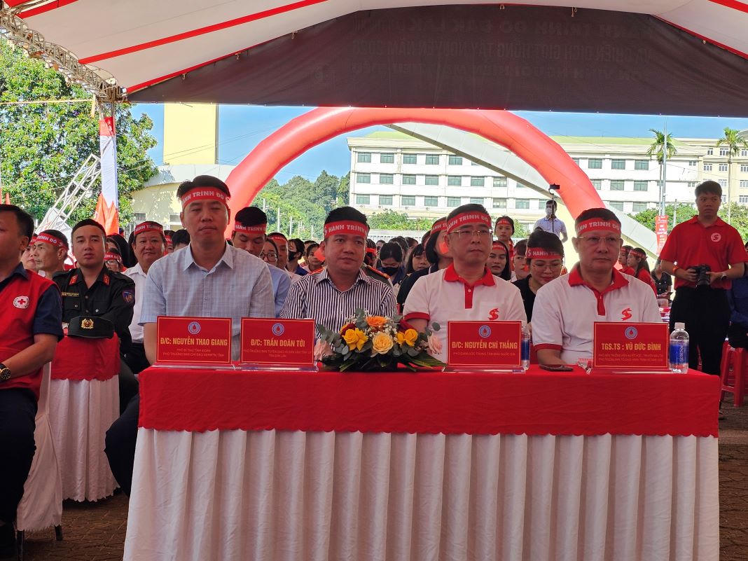 PGS.TS Vũ Đức Bình, Phó Viện trưởng Viện Huyết học - Truyền máu Trung ương, Phó Trưởng Ban Tổ chức Hành trình Đỏ năm 2026; ông Nguyễn Chí Thắng, Phó Giám đốc Trung tâm Máu quốc gia dự chương trình