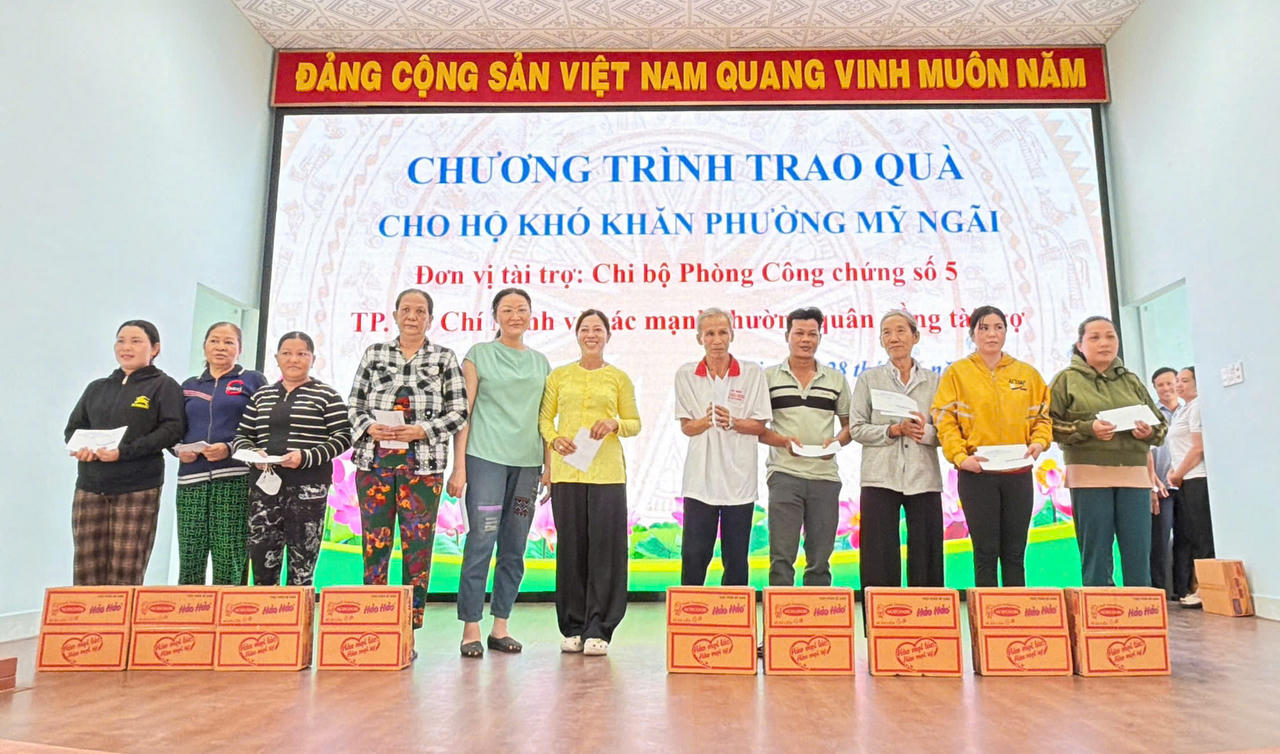 Trao quà cho các hộ gia đình có hoàn cảnh khó khăn