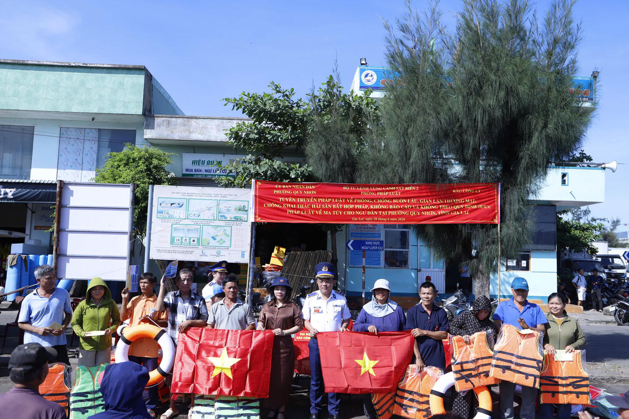 Trao tặng quà cho bà con ngư dân phường Quy Nhơn.