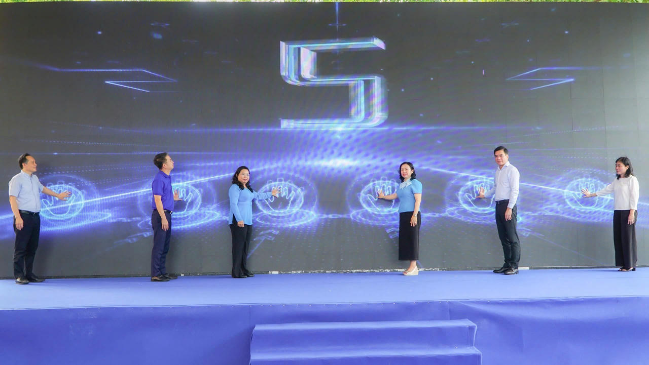 Các đại biểu thực hiện nghi thức phát động đăng ký hiến tặng mô, tạng với chủ đề “Trao yêu thương – Nối dài sự sống” tại chương trình.