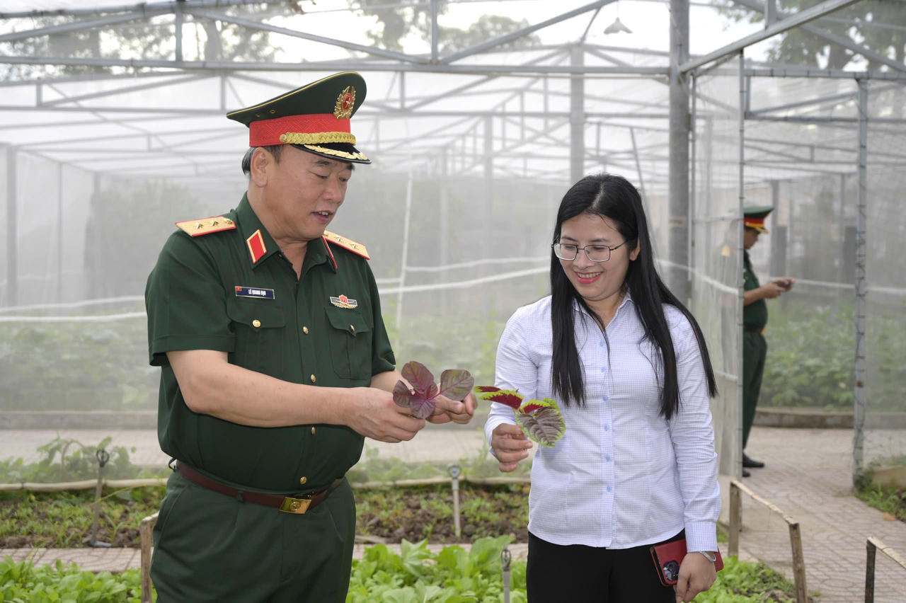 Trung tướng Lê Quang Đạo, Phó Tổng Tham mưu trưởng Quân đội nhân dân Việt Nam kiểm tra vườn tăng gia tại Ban CHQS phường Rạch Giá.