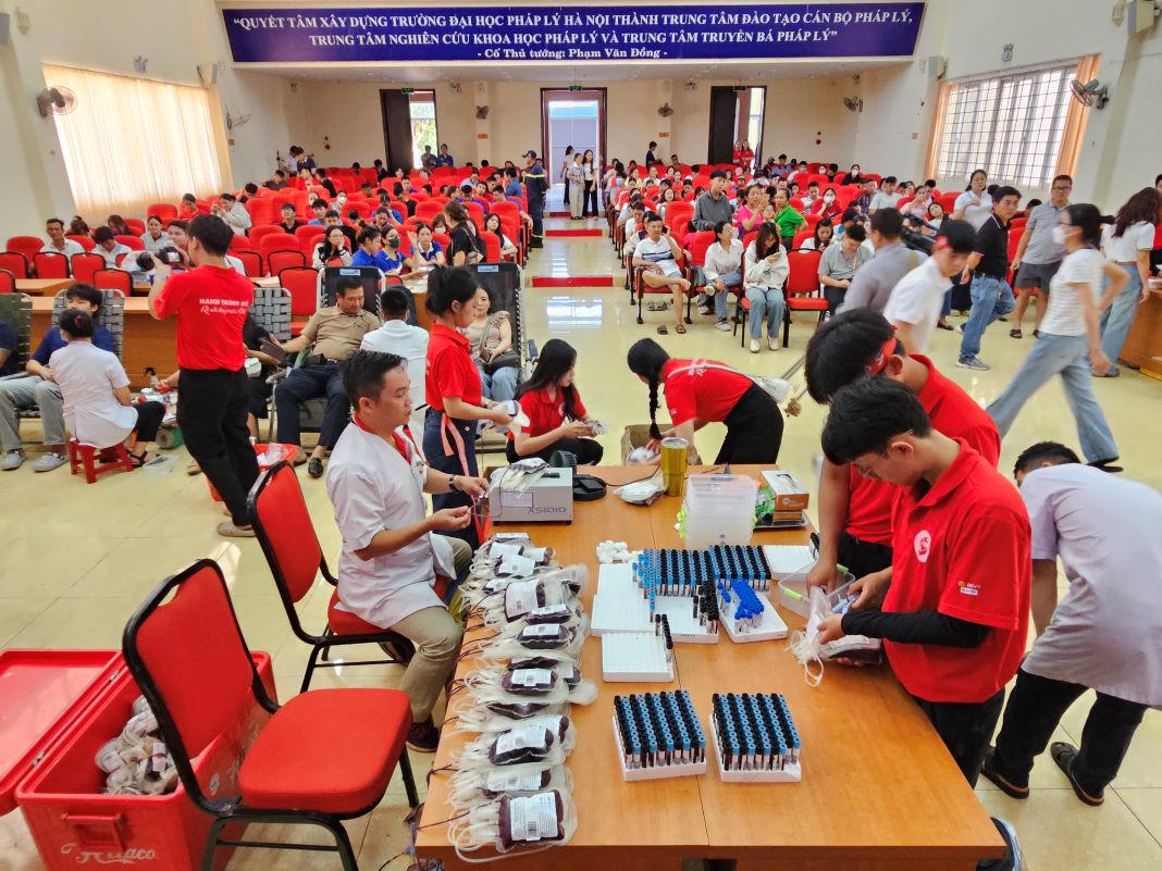 Hơn 1.000 người tham gia khai mạc 'Hành trình đỏ và Chiến dịch Giọt hồng Tây Nguyên năm 2026'