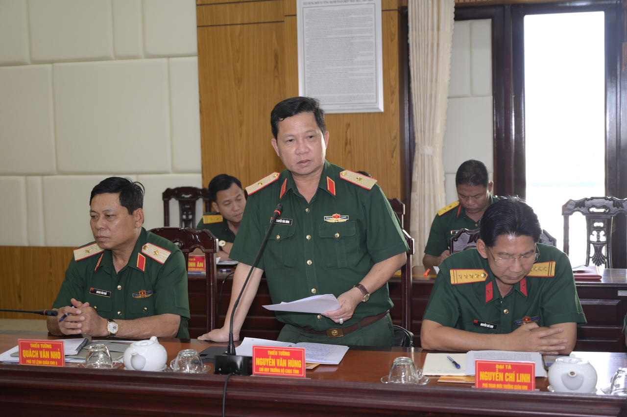 Thiếu tướng Nguyễn Văn Hùng, Ủy viên Ban Thường vụ Tỉnh ủy, Chỉ huy trưởng Bộ CHQS tỉnh phát biểu tại buổi làm việc.