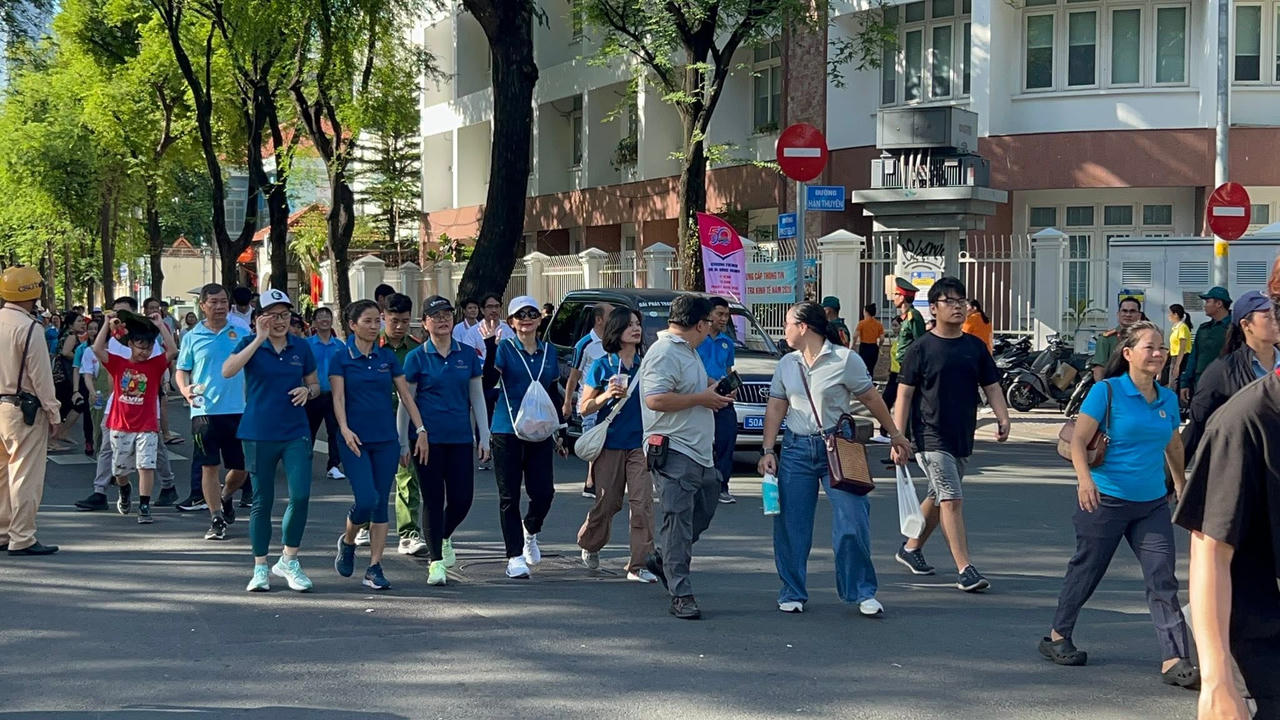 Hoạt động tập thể này giúp mọi người như trẻ ra, càng đi lại càng thêm yêu mến mảnh đất anh hùng, nghĩa tình.