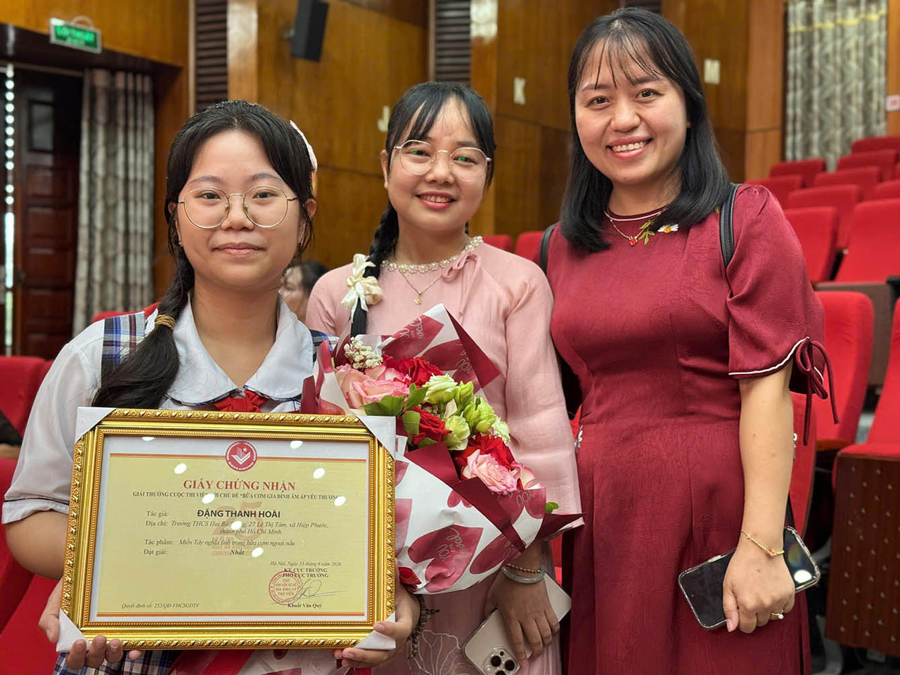 Em Đặng Thanh Hoài cùng hai cô giáo tại Lễ kỷ niệm 25 năm Ngày Gia đình Việt Nam và trao giải Cuộc thi viết về chủ đề “Bữa cơm gia đình ấm áp yêu thương” ngày 26/6 tại Bắc Ninh. 