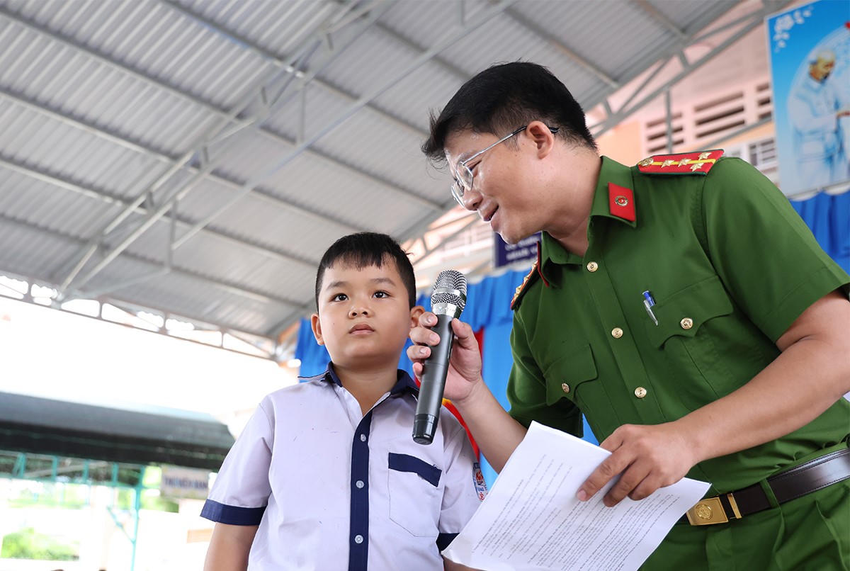 Trang bị kiến thức pháp luật và tặng 100 phần quà cho học sinh khó khăn