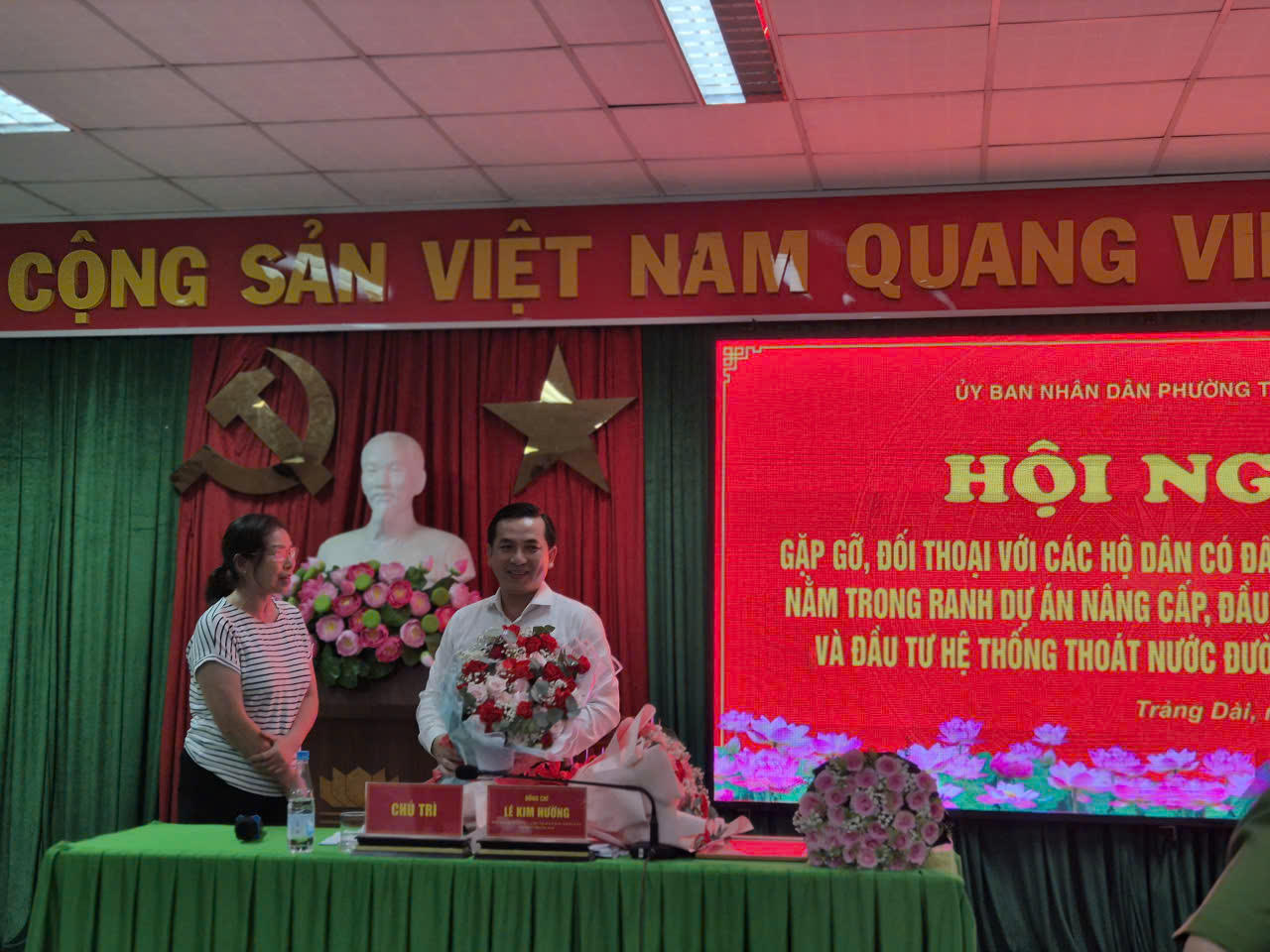 Đại diện người dân tặng hoa cho ông&nbsp;Lê Kim Hường, Phó Bí thư, Chủ tịch UBND phường Trảng Dài khi biết lãnh đạo phường Trảng Dài quyết tâm triển khai dự án nâng cấp và mở rộng đường Nguyễn Thái Học.