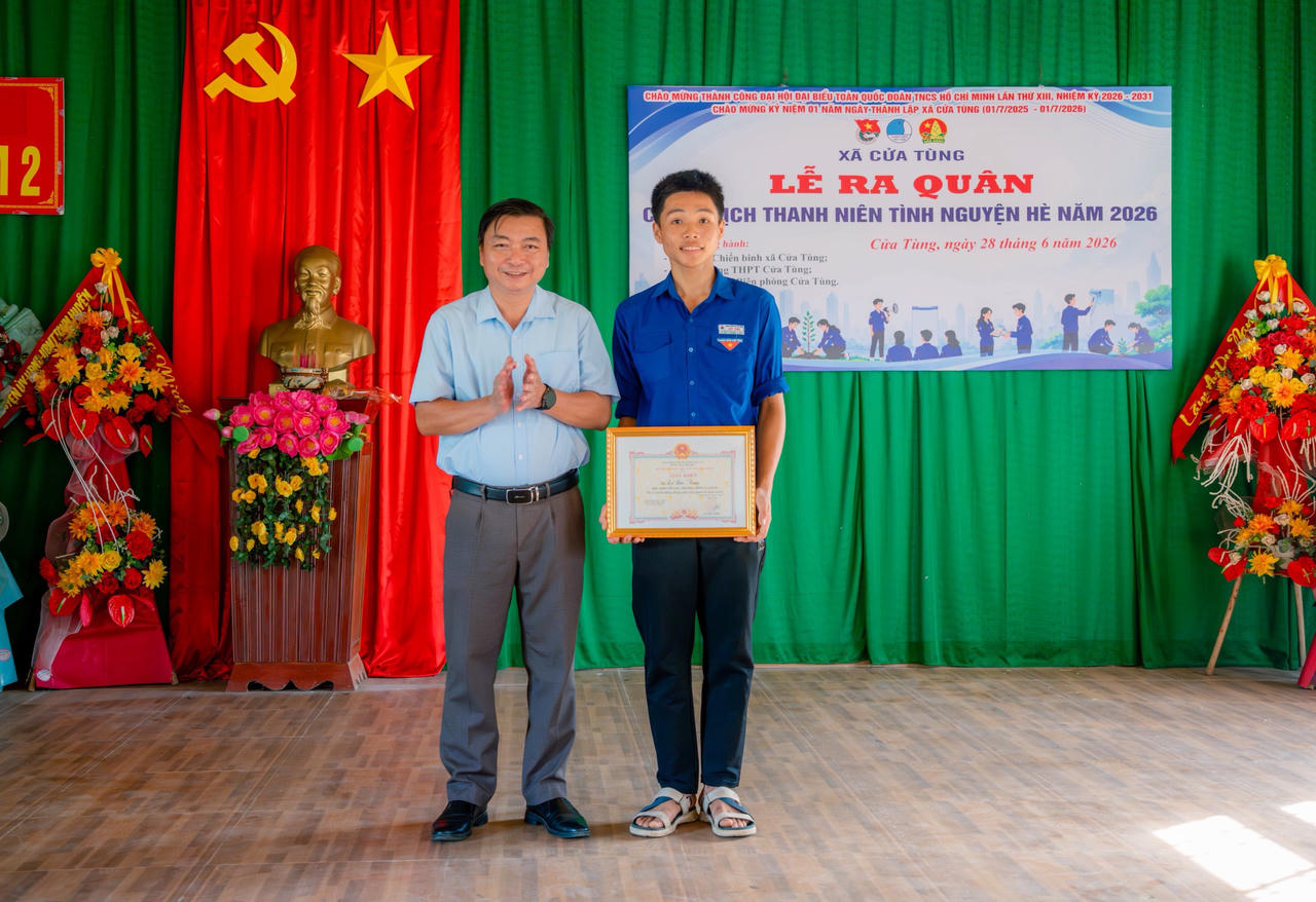 Nam sinh Quảng Trị được khen thưởng sau hành động dũng cảm cứu bé gái giữa sóng dữ
