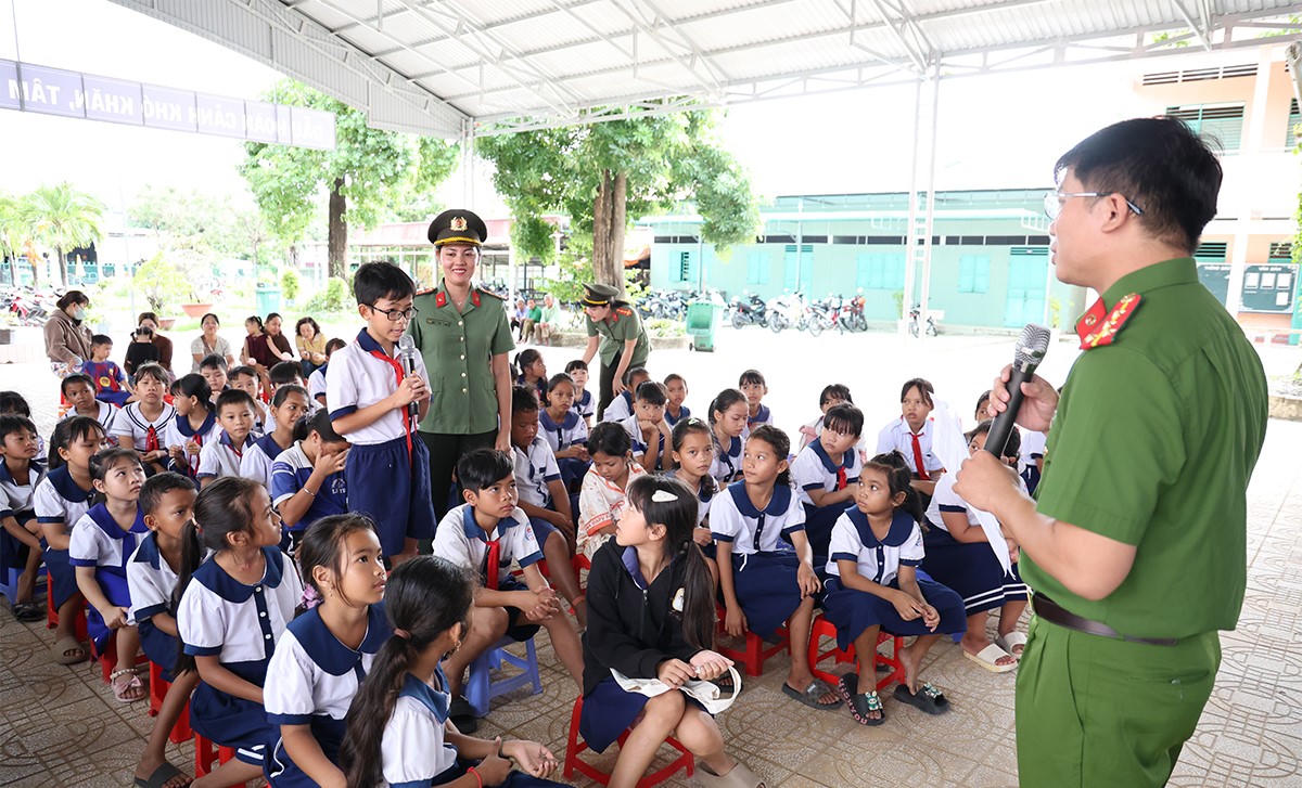 Trang bị kiến thức pháp luật và tặng 100 phần quà cho học sinh khó khăn