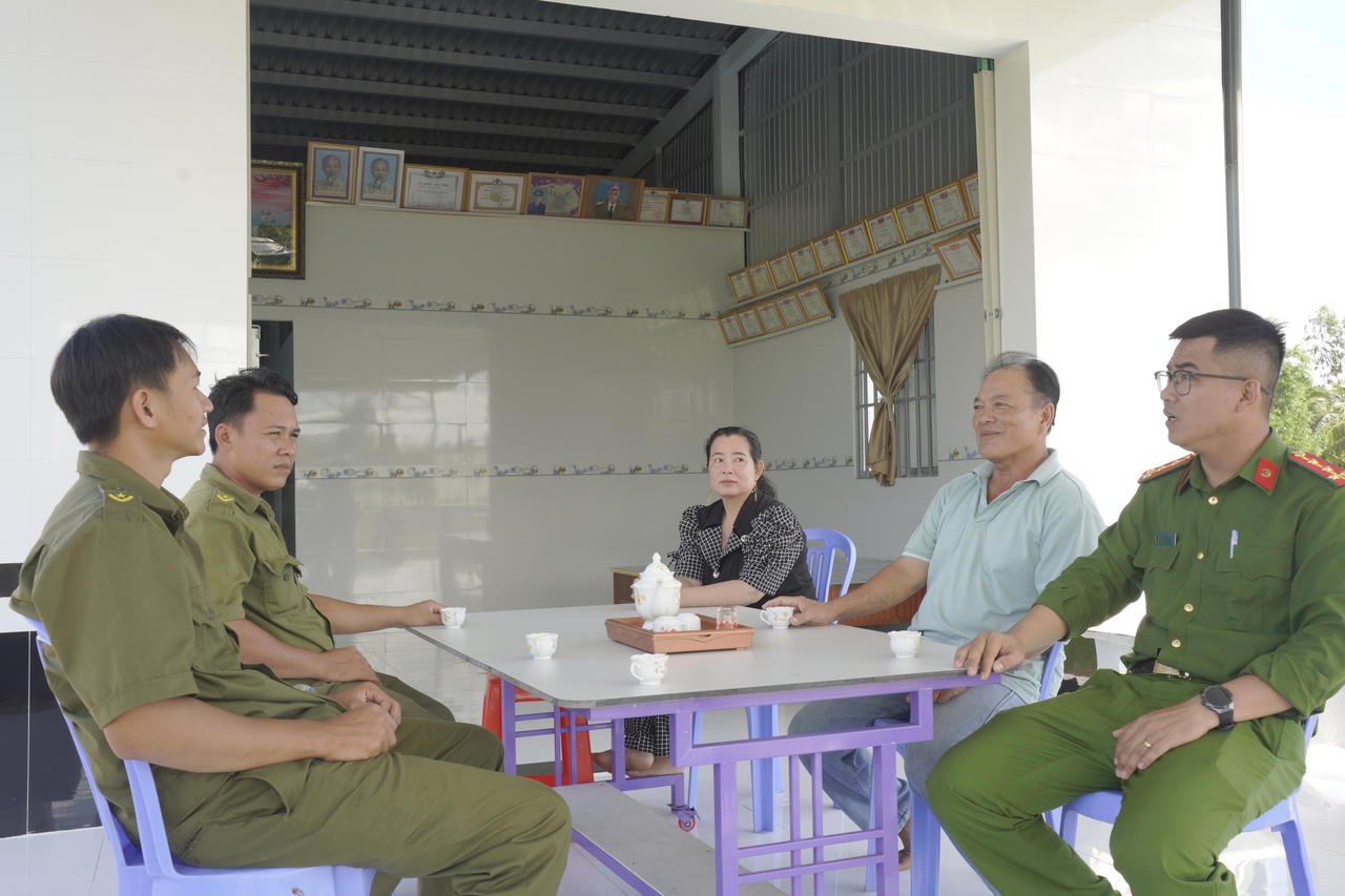 Cán bộ Công an xã Đá Bạc cùng lực lượng tham gia bảo vệ an ninh, trật tự ở cơ sở đến thăm hỏi, chúc mừng gia đình ông Bùi Thanh Hận an cư trong ngôi nhà mới.